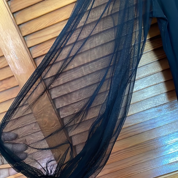 Scoop neck black shirt with tulle sleeves! - Picture 3 of 4